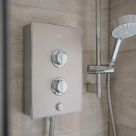 Sophisticated & Stylish Flat Near Airport - Sleeps 9 Manchester