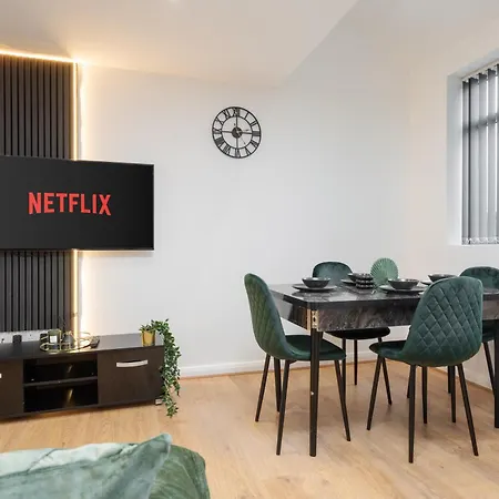 Apartment Sophisticated & Stylish Flat Near Airport - Sleeps 9 *