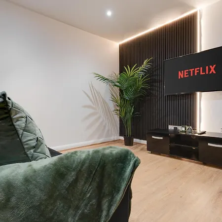 Sophisticated & Stylish Flat Near Airport - Sleeps 9 Manchester