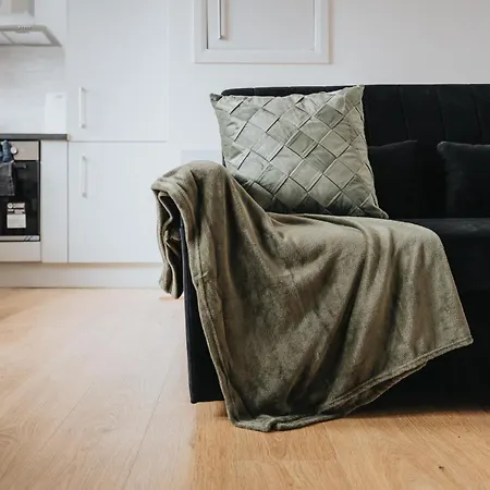 Sophisticated & Stylish Flat Near Airport - Sleeps 9 Apartment