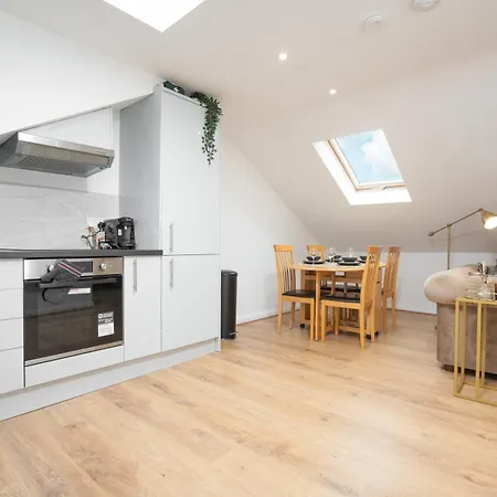 Scandi Loft Style - Sleeps 6 - Near Airport *