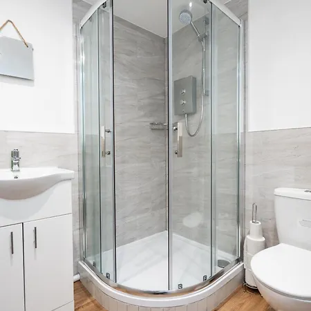 Scandi Loft Style - Sleeps 6 - Near Airport Manchester