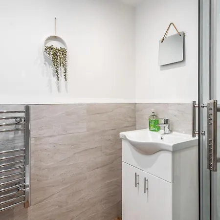 Scandi Loft Style - Sleeps 6 - Near Airport * Manchester