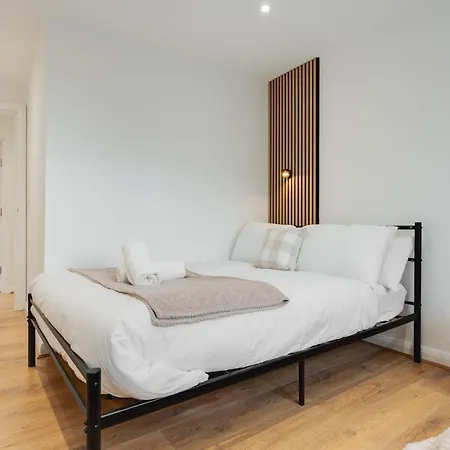 Scandi Loft Style - Sleeps 6 - Near Airport Apartman