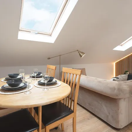 Scandi Loft Style - Sleeps 6 - Near Airport Apartamento *