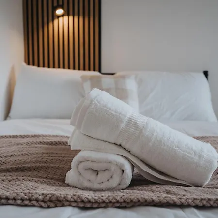 Scandi Loft Style - Sleeps 6 - Near Airport Apartman *