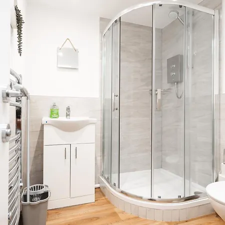 Scandi Loft Style - Sleeps 6 - Near Airport Apartman *