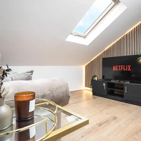 Scandi Loft Style - Sleeps 6 - Near Airport Manchester