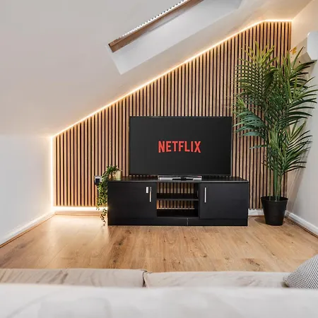 Scandi Loft Style - Sleeps 6 - Near Airport Apartman Manchester