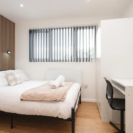 Scandi Loft Style - Sleeps 6 - Near Airport Manchester