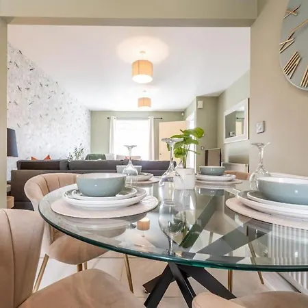 Modern House 2 Bedroom 5 Beds