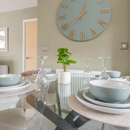 Modern House 2 Bedroom 5 Beds *