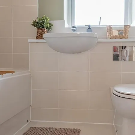 Modern House 2 Bedroom 5 Beds Holiday home Manchester
