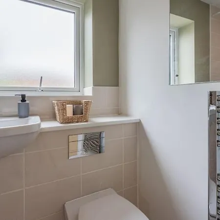 Modern House 2 Bedroom 5 Beds Manchester