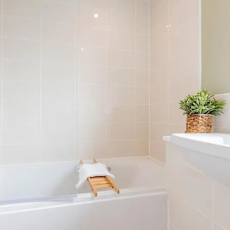 Modern House 2 Bedroom 5 Beds * Manchester