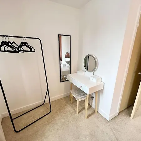 Modern House 2 Bedroom 5 Beds Holiday home Manchester