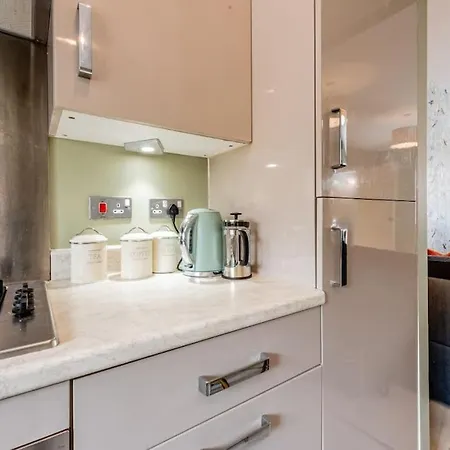 Modern House 2 Bedroom 5 Beds Manchester