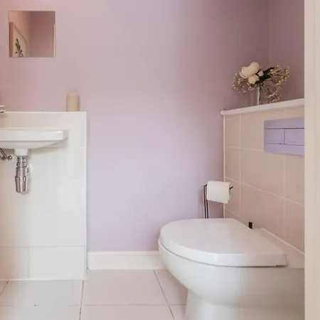 Modern House 2 Bedroom 5 Beds Holiday home Manchester