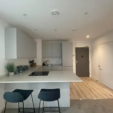 Pass The Keys Modern 2 Bedroom Apt Man Utd Sleeps 4 *