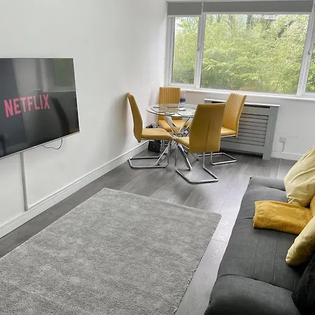 - 1 Bedroom - Sleeps 3 - Free Parking Apartment *