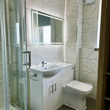 - 1 Bedroom - Sleeps 3 - Free Parking *