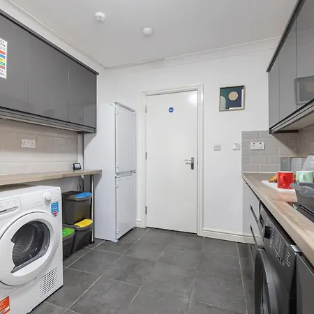 6-Bed Manchester Home Sleeps 12 Close To City! Holiday home *