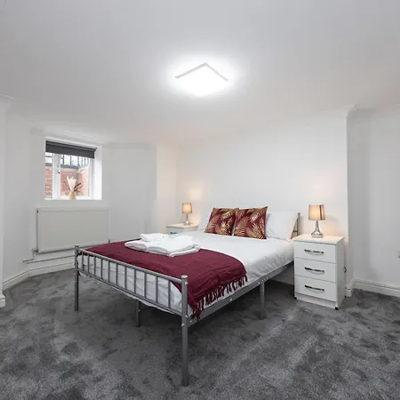 6-Bed Manchester Home Sleeps 12 Close To City! Holiday home *