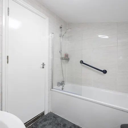 Modern Spacious 6bd Haven 8 Min From Centre *