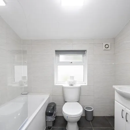 Modern Spacious 6bd Haven 8 Min From Centre Holiday home *