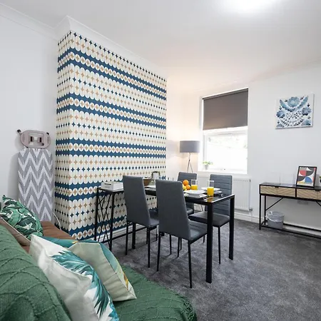 6-Bed Manchester Home Sleeps 12 Close To City! *