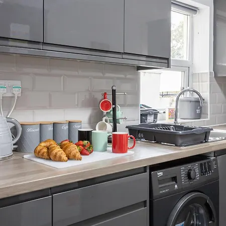 6-Bed Manchester Home Sleeps 12 Close To City! Manchester