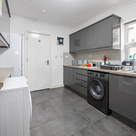 6-Bed Manchester Home Sleeps 12 Close To City! Holiday home *