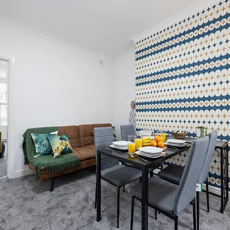 Modern Spacious 6bd Haven 8 Min From Centre Holiday home *