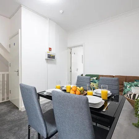Modern Spacious 6bd Haven 8 Min From Centre Holiday home Manchester