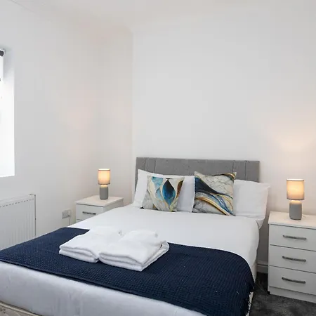 Holiday home 6-Bed Manchester Home Sleeps 12 Close To City! *