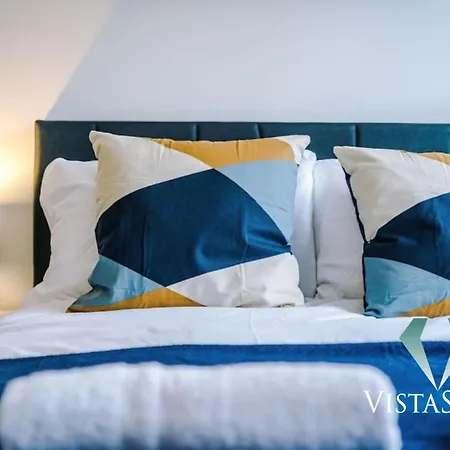 Spacious 3bdr House By Vista Short Lets & Serviced Salford With Pool Table & Free Parking Apartament