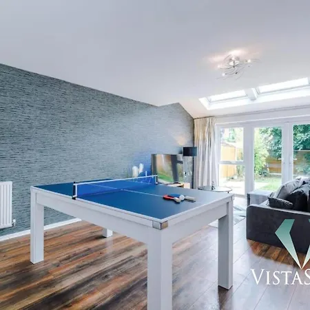 Modern 3 Bed W Pool Table & Free Parking By Vista Short Lets Apartment Manchester