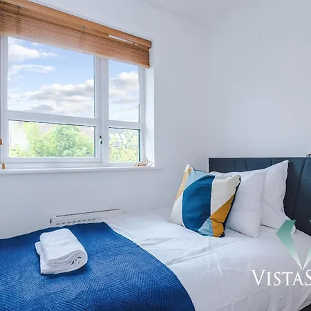 Modern 3 Bed W Pool Table & Free Parking By Vista Short Lets Apartment Manchester