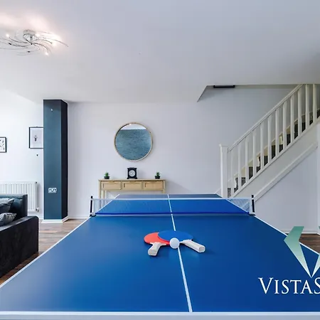 Modern 3 Bed W Pool Table & Free Parking By Vista Short Lets Apartment *