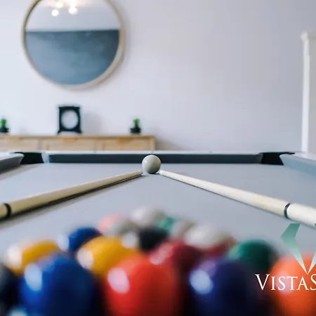 Modern 3 Bed W Pool Table & Free Parking By Vista Short Lets