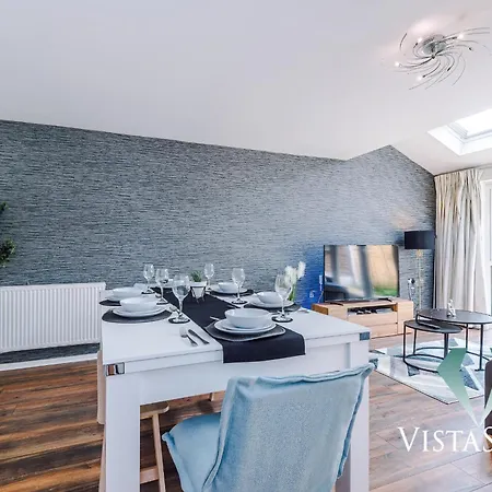 Apartment Modern 3 Bed W Pool Table & Free Parking By Vista Short Lets