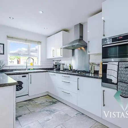 Modern 3 Bed W Pool Table & Free Parking By Vista Short Lets Apartment *