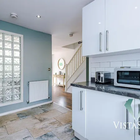 Modern 3 Bed W Pool Table & Free Parking By Vista Short Lets * Manchester