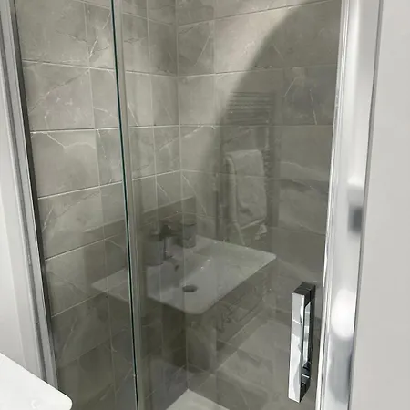 Lush King Ensuite In A Shared דירה