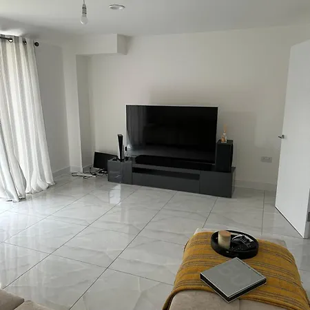 דירה Lush King Ensuite In A Shared *