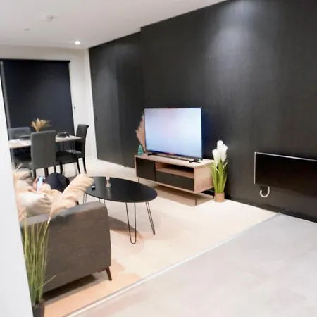 Modern Two Bedroom With Balcony In Manchester