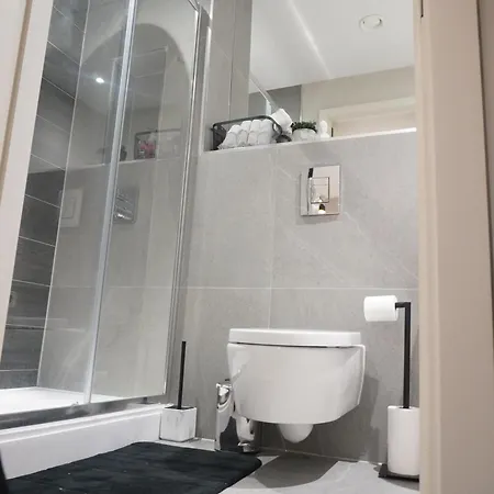 Modern Two Bedroom With Balcony In Apartment *