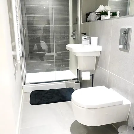 Modern Two Bedroom With Balcony In Manchester