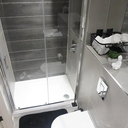 Apartment Modern Two Bedroom With Balcony In