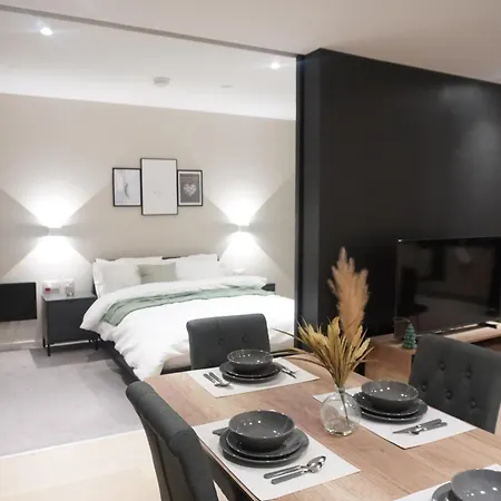 Modern Two Bedroom With Balcony In Manchester